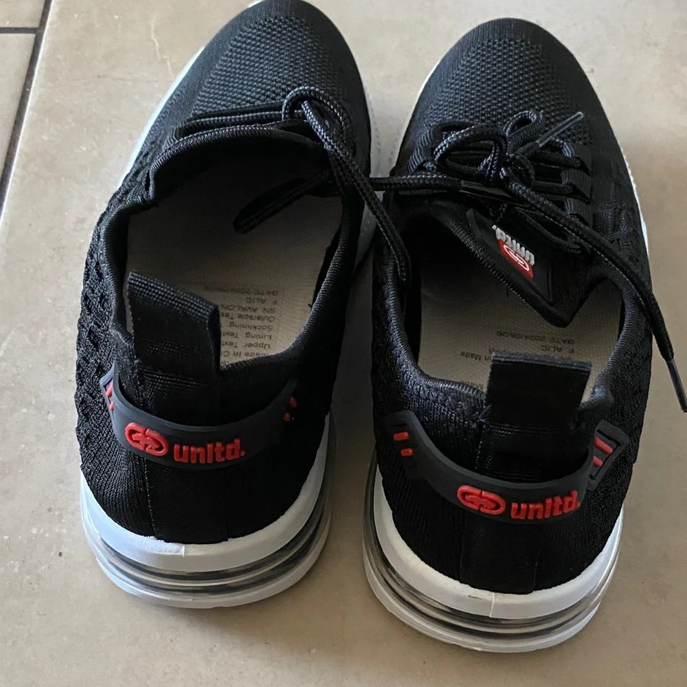 ECKO Unltd Boy’s Black And White Sheakers Shoes Size 4 Like New